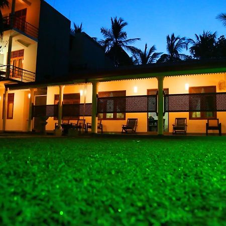 Vishmee Holiday Inn แอมบิลิปิติยา ภายนอก รูปภาพ