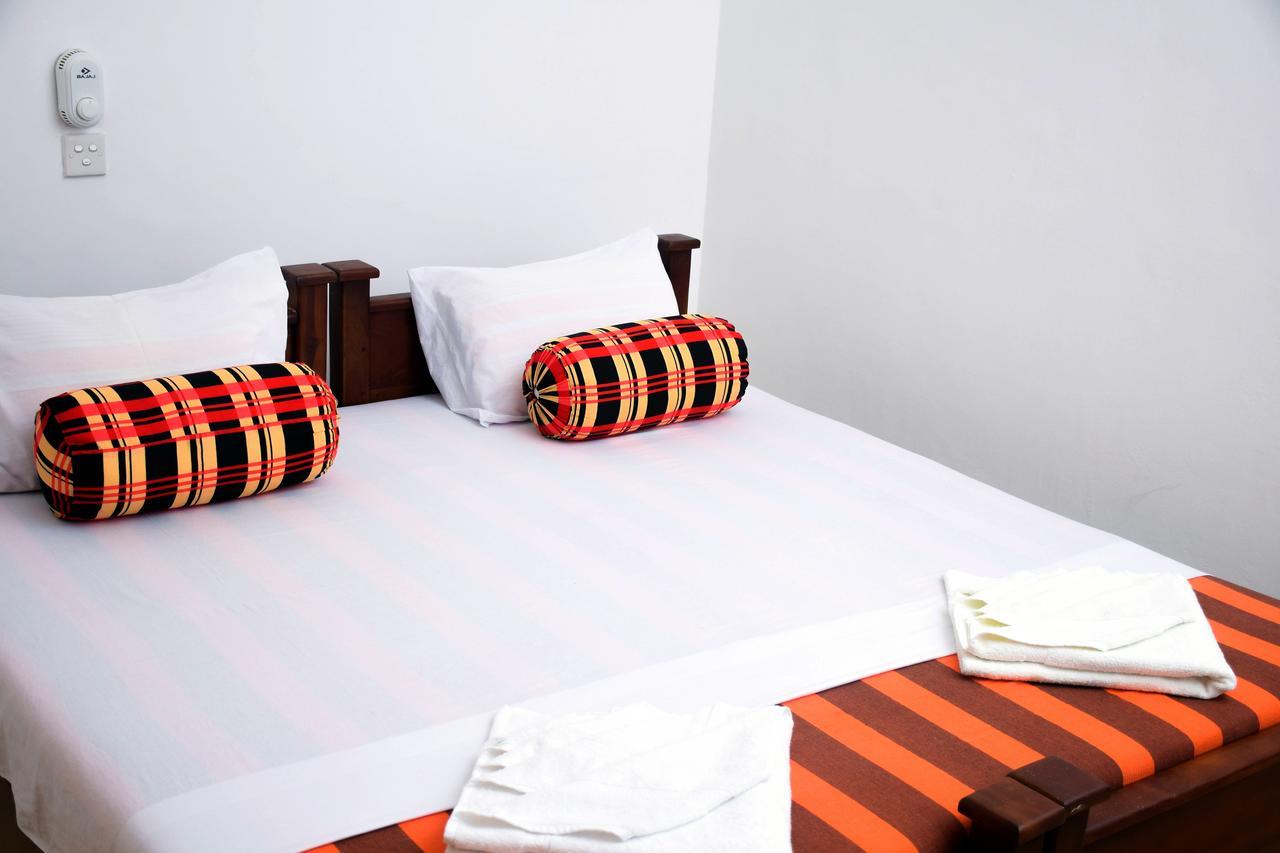 Vishmee Holiday Inn แอมบิลิปิติยา ภายนอก รูปภาพ