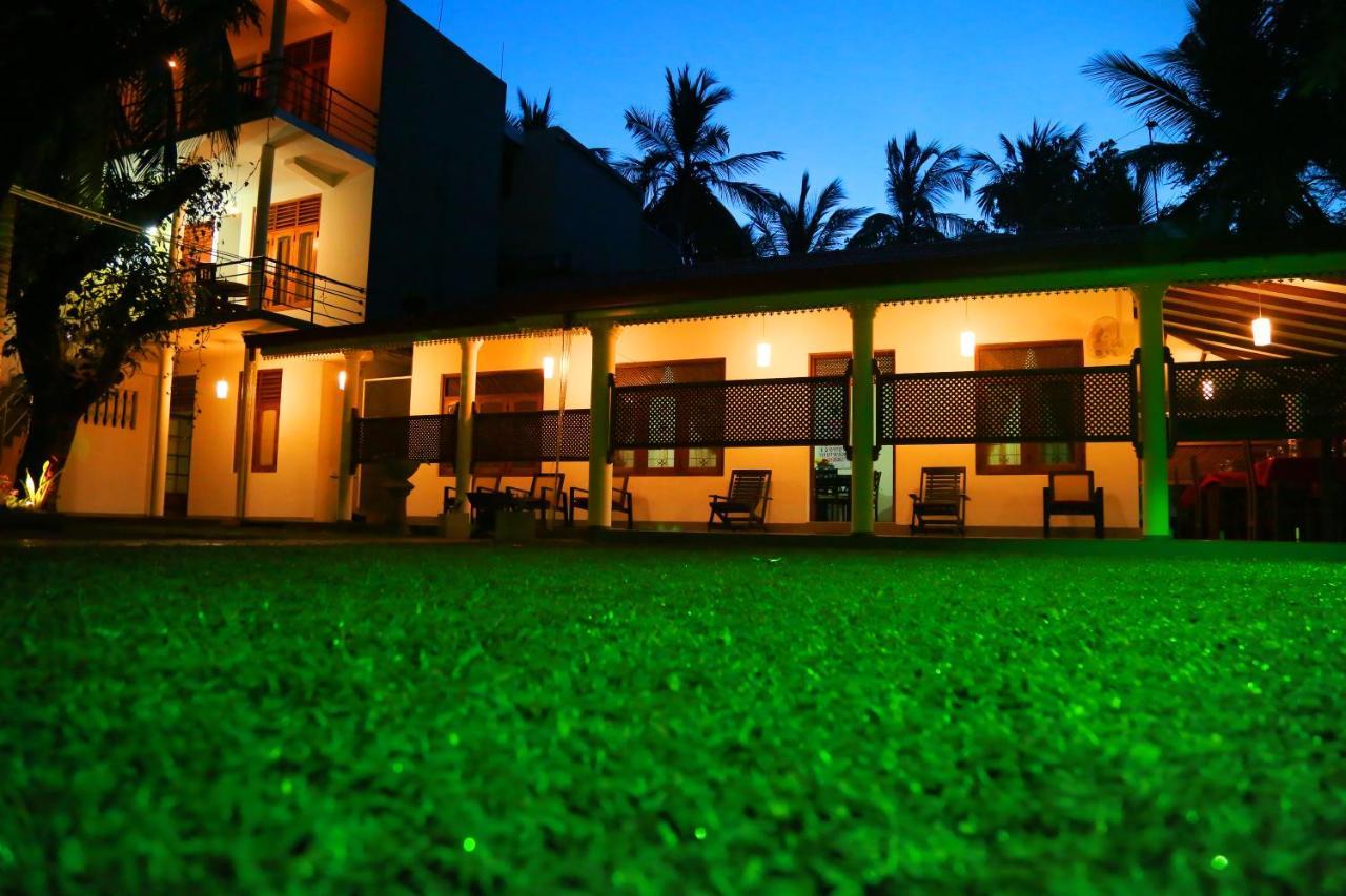 Vishmee Holiday Inn แอมบิลิปิติยา ภายนอก รูปภาพ