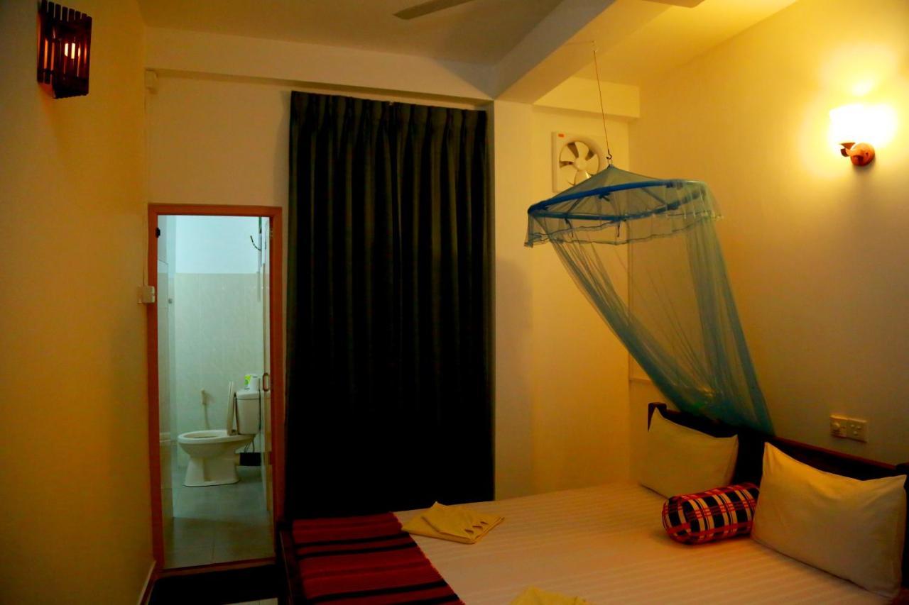 Vishmee Holiday Inn แอมบิลิปิติยา ภายนอก รูปภาพ
