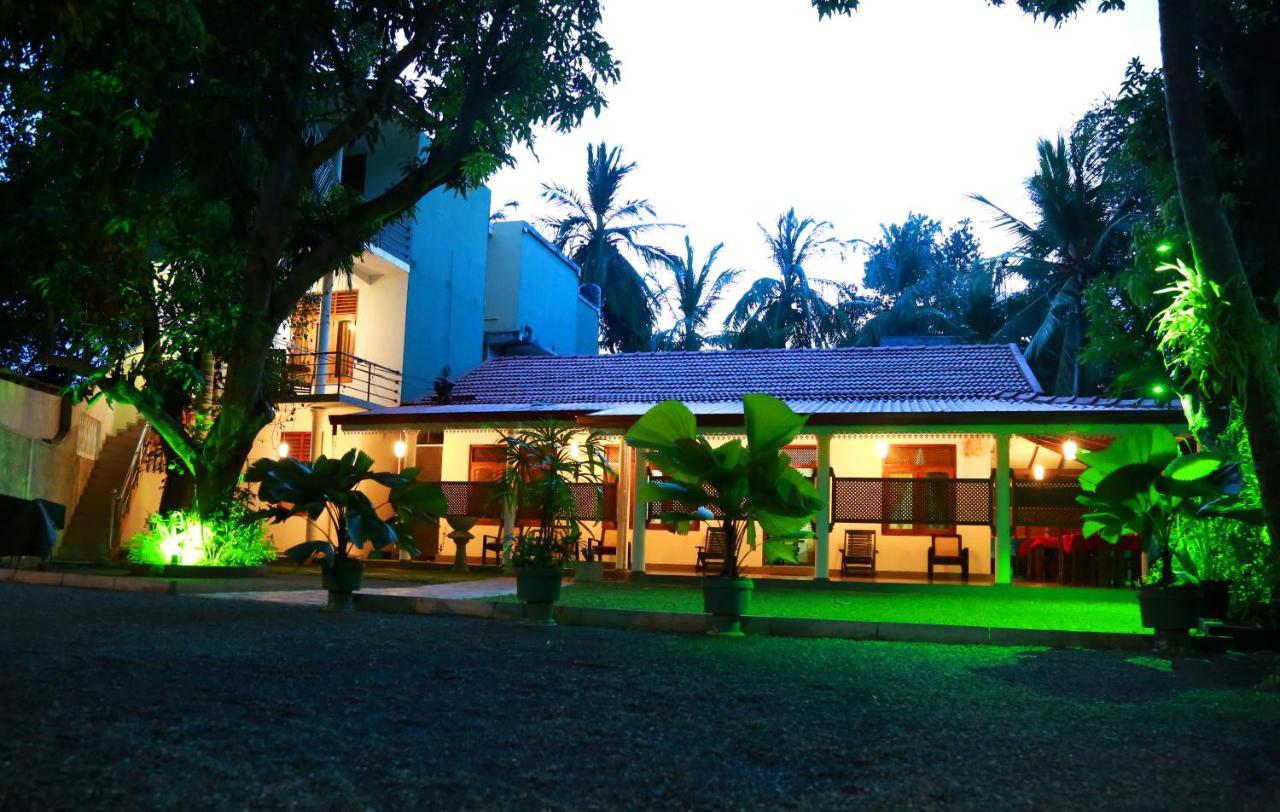 Vishmee Holiday Inn แอมบิลิปิติยา ภายนอก รูปภาพ