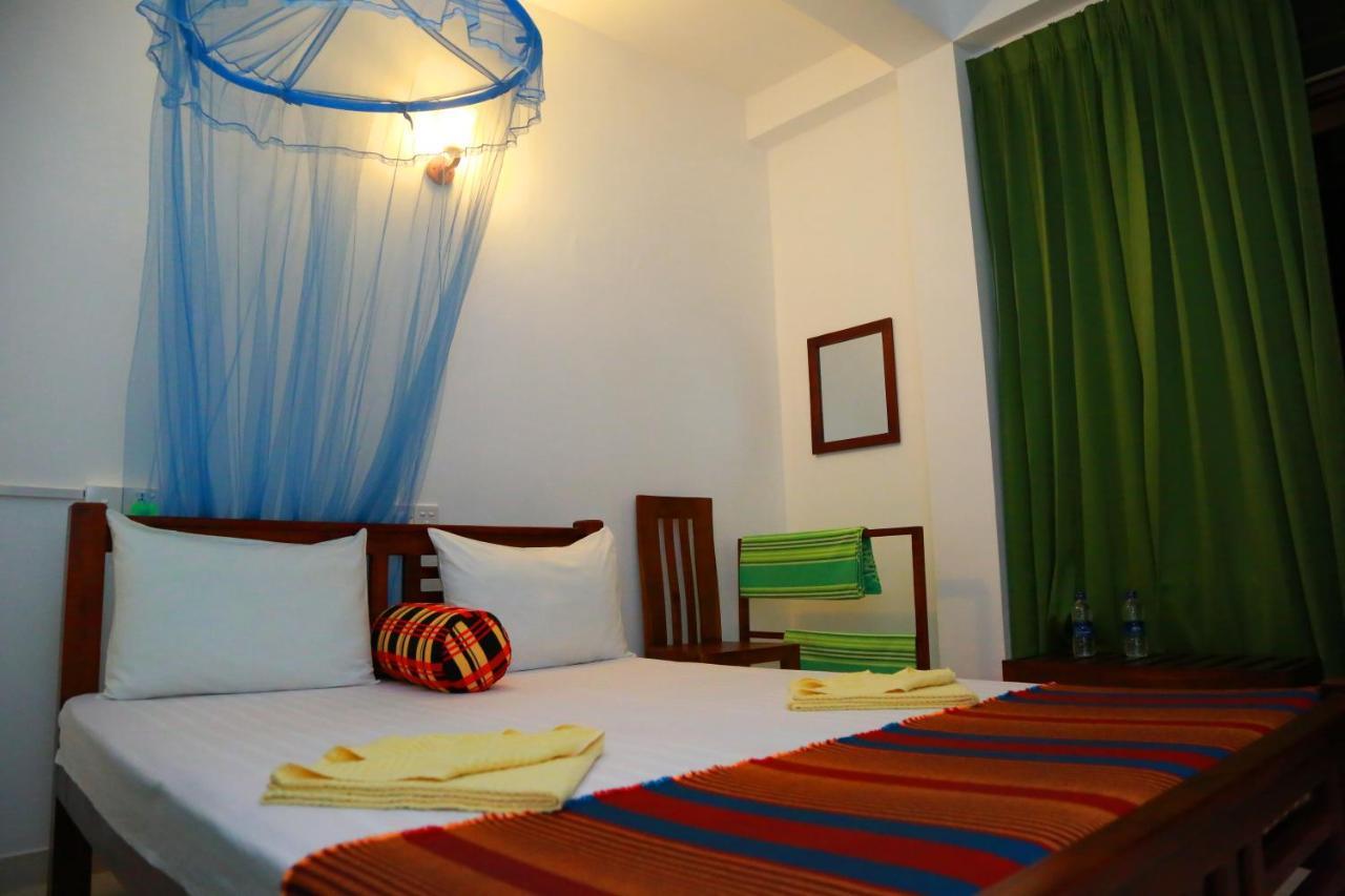 Vishmee Holiday Inn แอมบิลิปิติยา ภายนอก รูปภาพ
