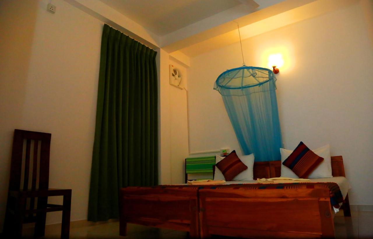 Vishmee Holiday Inn แอมบิลิปิติยา ภายนอก รูปภาพ