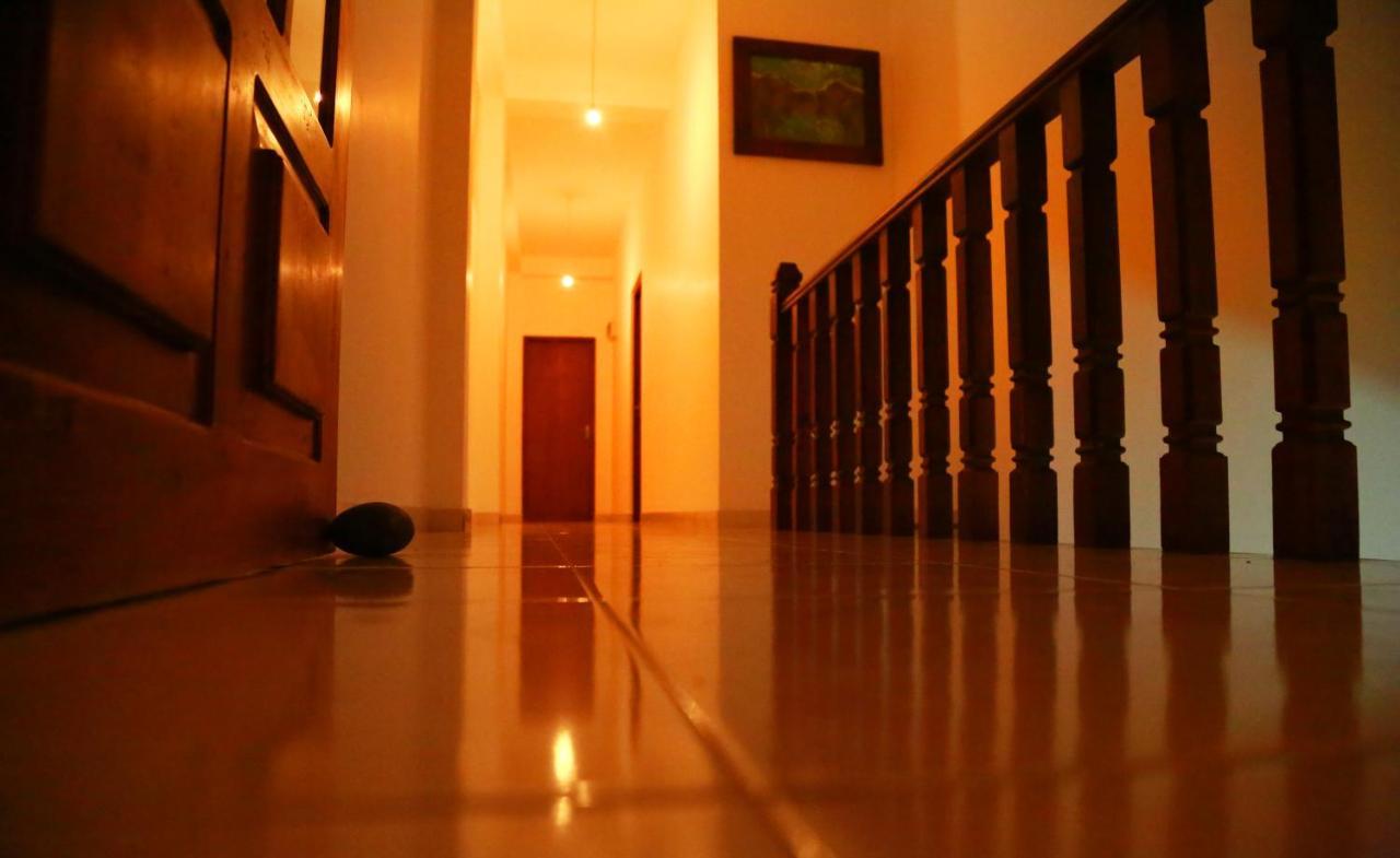 Vishmee Holiday Inn แอมบิลิปิติยา ภายนอก รูปภาพ