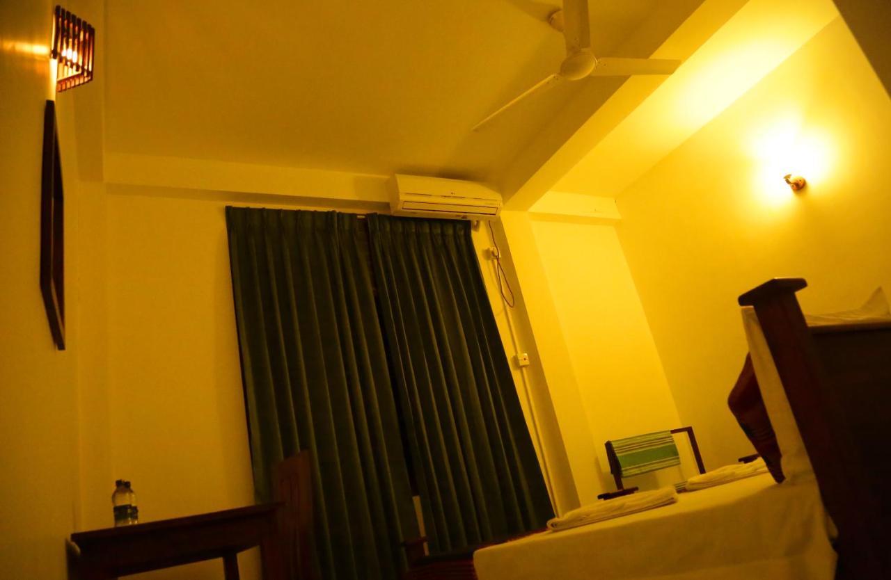 Vishmee Holiday Inn แอมบิลิปิติยา ภายนอก รูปภาพ