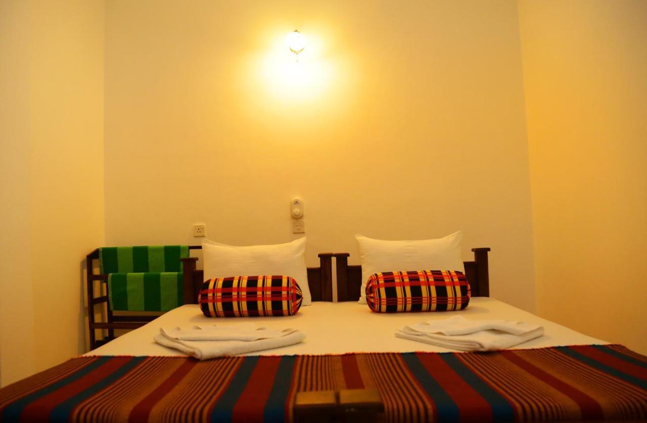 Vishmee Holiday Inn แอมบิลิปิติยา ภายนอก รูปภาพ