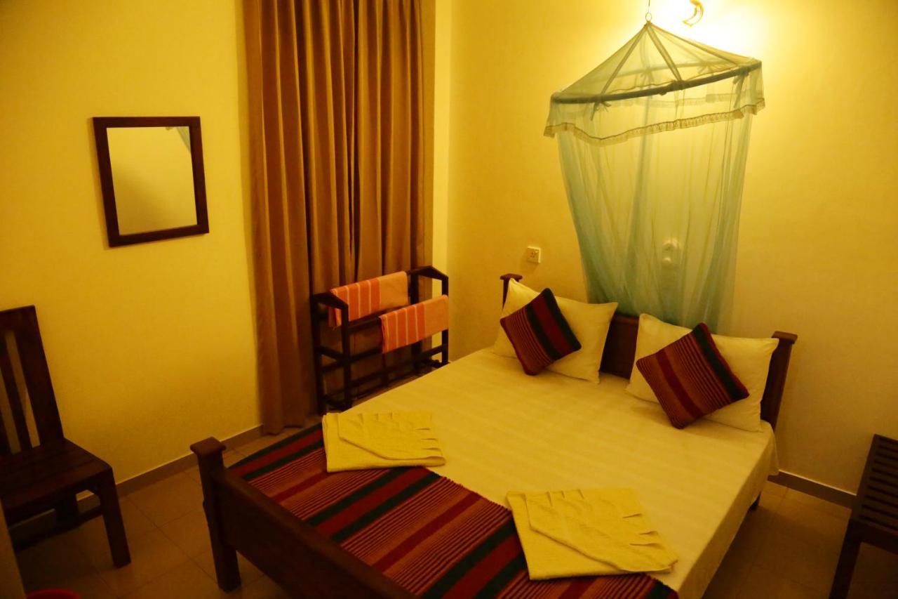 Vishmee Holiday Inn แอมบิลิปิติยา ภายนอก รูปภาพ
