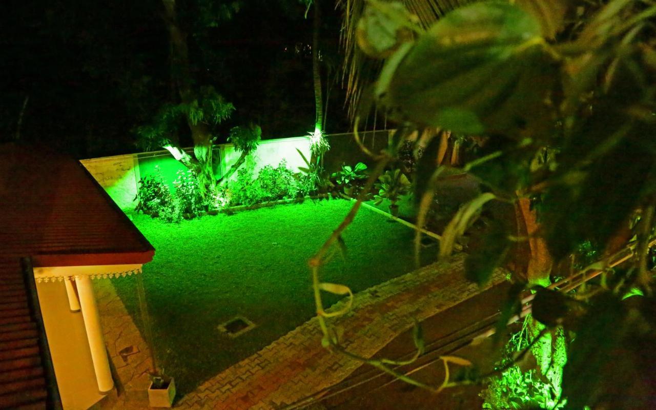 Vishmee Holiday Inn แอมบิลิปิติยา ภายนอก รูปภาพ
