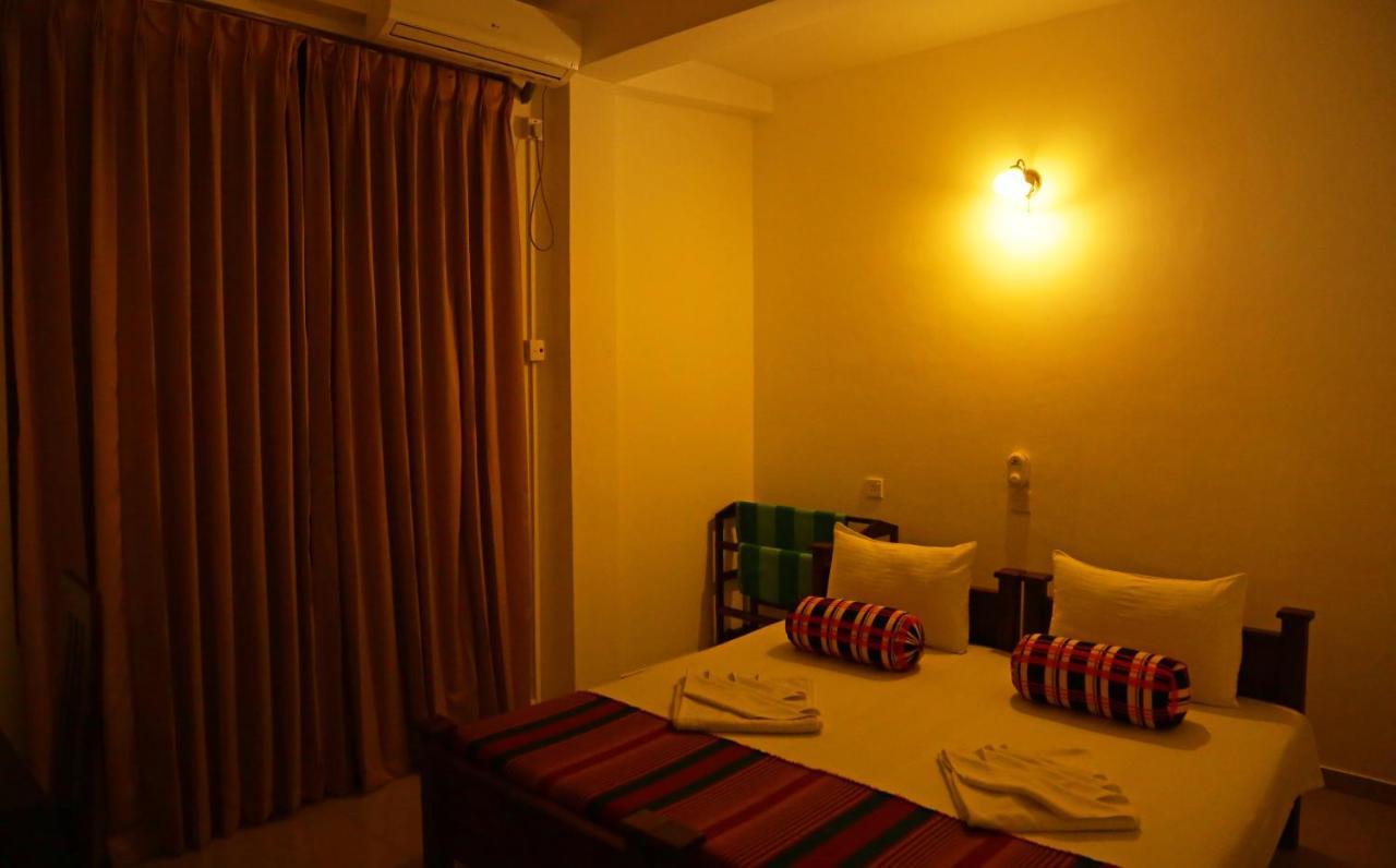 Vishmee Holiday Inn แอมบิลิปิติยา ภายนอก รูปภาพ