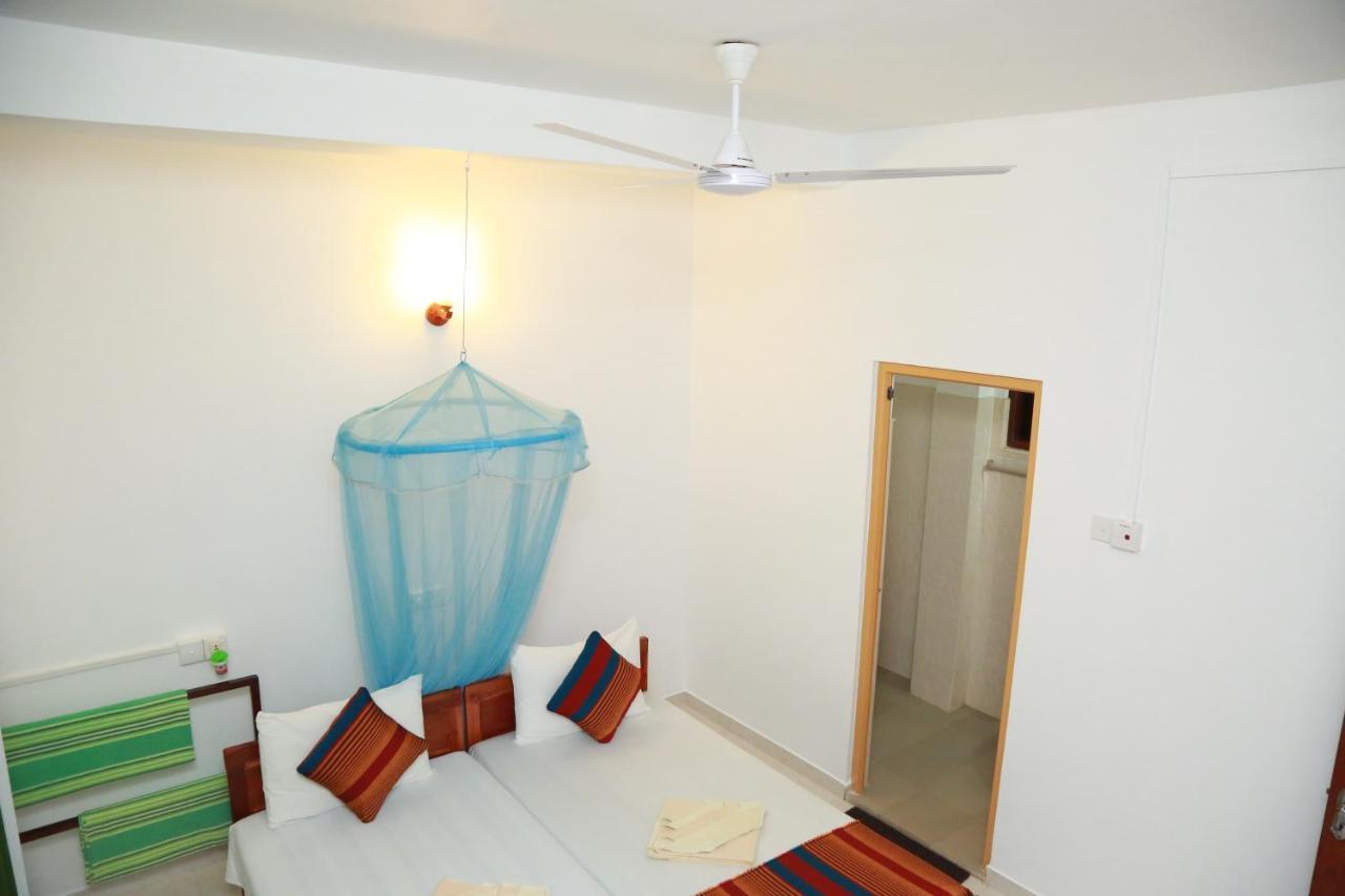 Vishmee Holiday Inn แอมบิลิปิติยา ภายนอก รูปภาพ